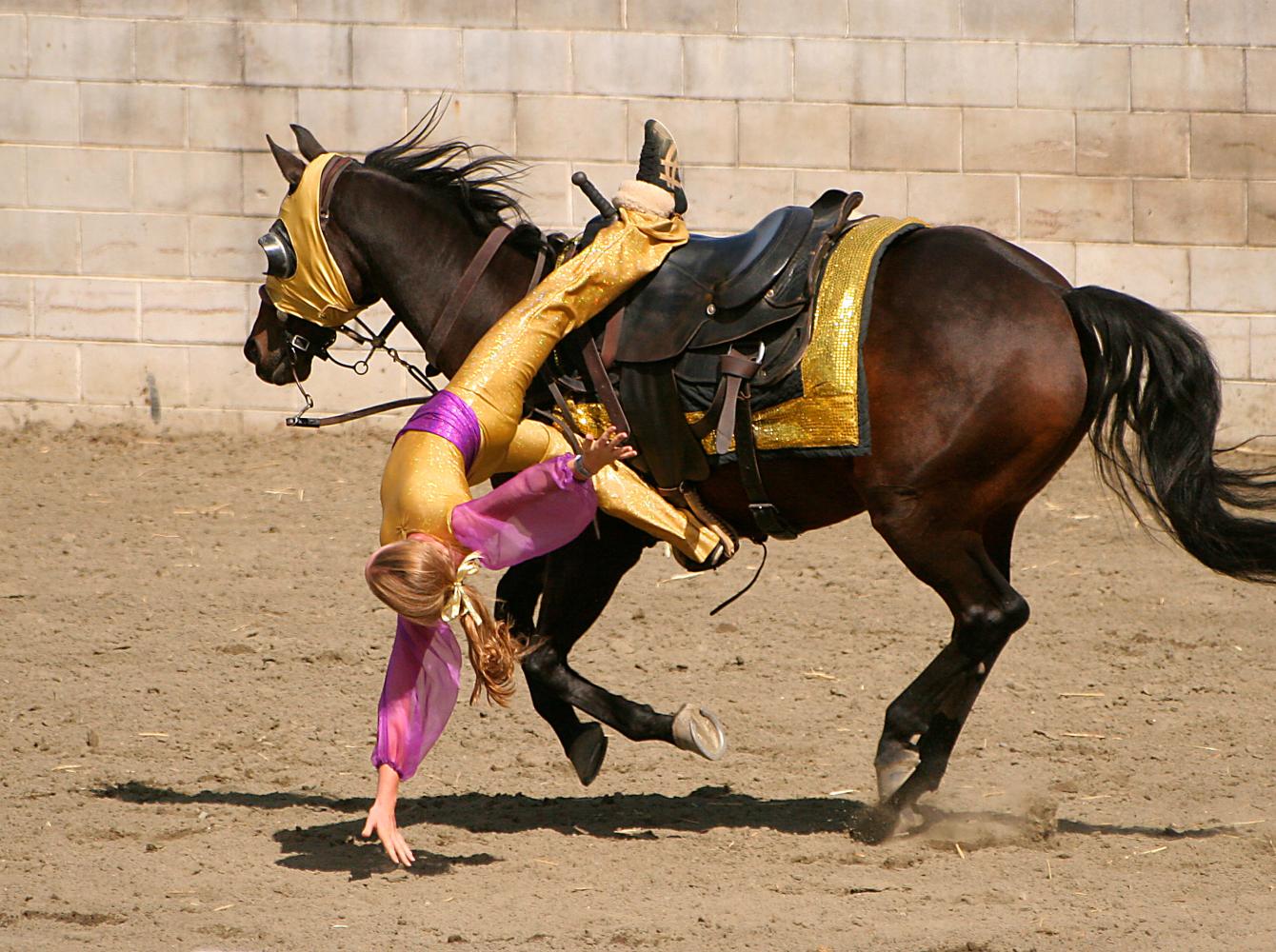 Una chica en un entrenamiento de acrobacia a caballo